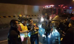 滬昆高速懷化段隧道發(fā)生貨車(chē)追尾起火，滯留人員依據隧道應急疏散燈具安全疏散